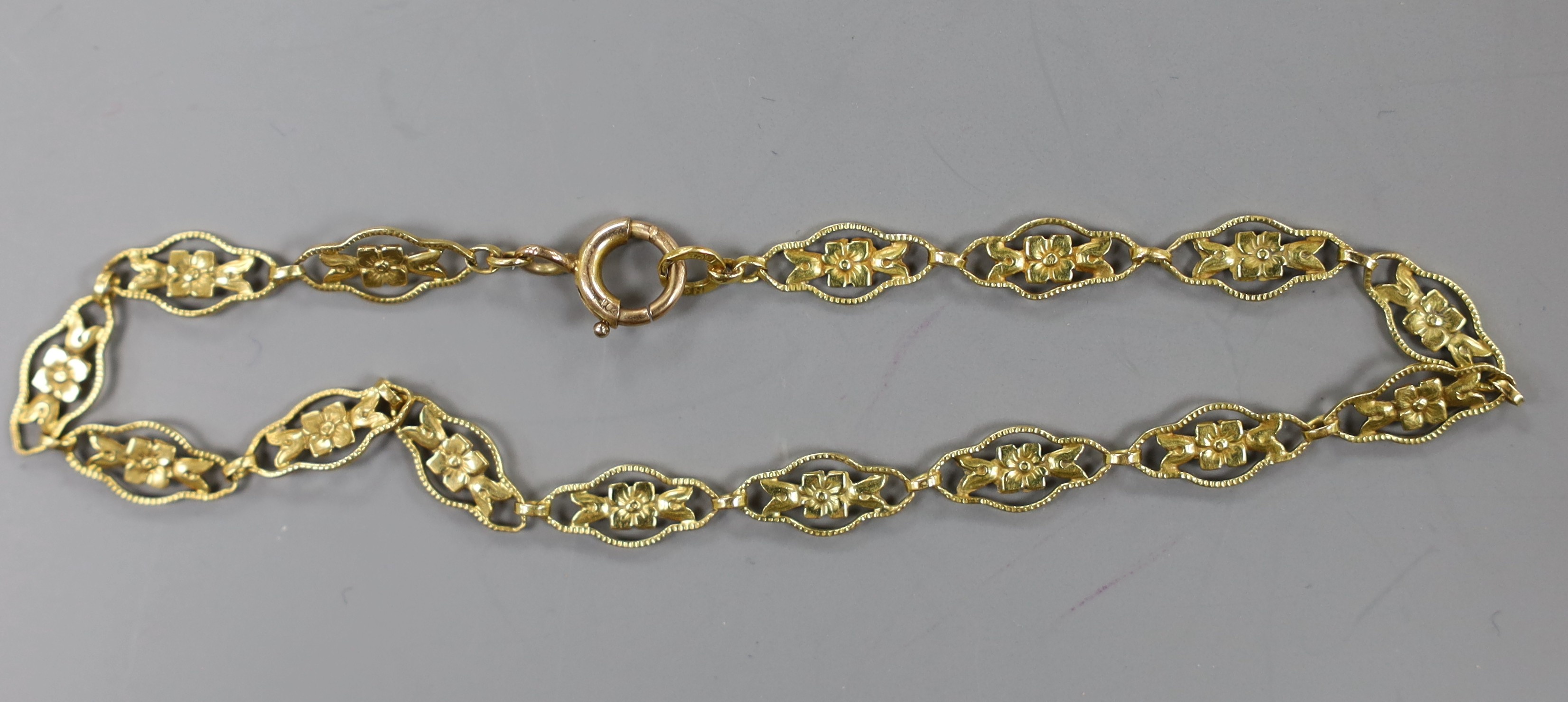 A modern 750 yellow metal pierced link bracelet, 18cm, 3.7 grams.